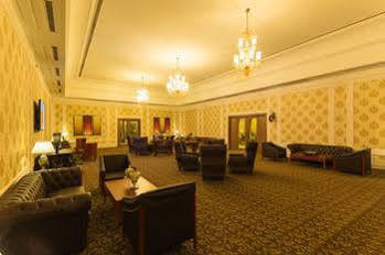 Vesta Palace होटल